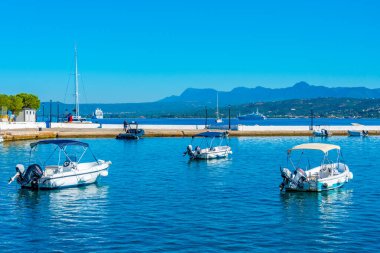 Pylos, Yunanistan, 8 Eylül 2022: Yunanistan 'daki Pylos limanına demirleyen tekneler.