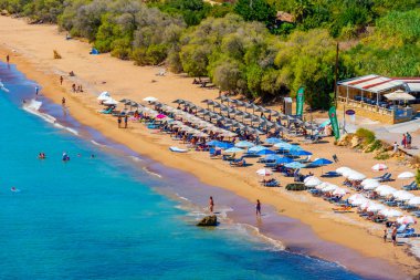Koroni, Yunanistan, 8 Eylül 2022: Yunan Koroni kasabasındaki Zagka plajı manzarası.