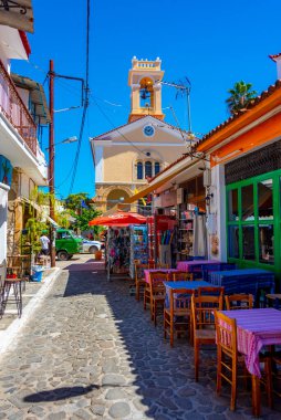 Koroni, Yunanistan, 8 Eylül 2022: Yunan kenti Koroni 'nin renkli caddesi.