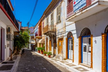 Koroni, Yunanistan, 8 Eylül 2022: Yunan kenti Koroni 'nin renkli caddesi.