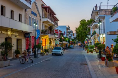 Olympia, Yunanistan, 8 Eylül 2022: Yunanistan 'da Olympia' da ticari bir caddenin gün batımı manzarası.