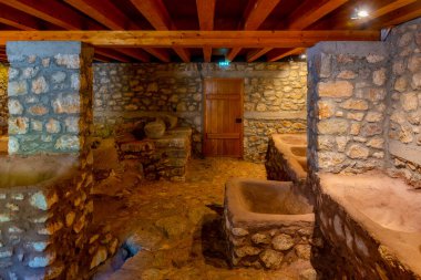 Dimitsana, Yunanistan, 9 Eylül 2022: Yunan köyü Dimitsana 'daki Açık Hava Hidrokinezi (su enerjisi) Müzesi' nde tabakhane.