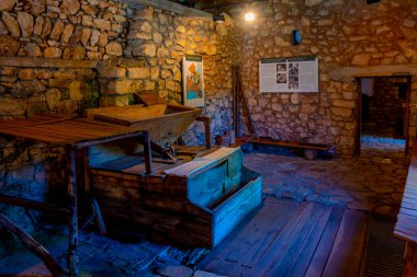 Dimitsana, Yunanistan, 9 Eylül 2022: Yunan köyü Dimitsana 'da İç Açık Hava Hidrokinezi (su enerjisi) Müzesi.