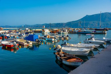 Corinth, Yunanistan, 10 Eylül 2022: Yunan kenti Corinth 'te liman.