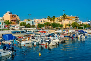 Corinth, Yunanistan, 10 Eylül 2022: Yunan kenti Corinth 'te liman.