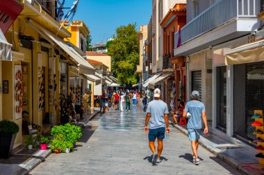 Atina, Yunanistan, 10 Eylül 2022: Atina 'nın tarihi bölgesinde Plaka adı verilen dar bir alışveriş caddesinin manzarası.