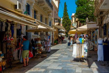Atina, Yunanistan, 10 Eylül 2022: Atina 'nın tarihi bölgesinde Plaka adı verilen dar bir alışveriş caddesinin manzarası.