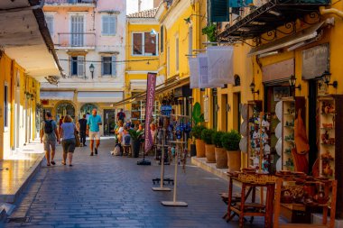 Kerkyra, Yunanistan, 11 Eylül 2022: Kerkyra şehir merkezindeki tarihi binalar, Korfu, Yunanistan.
