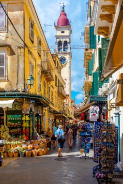 Kerkyra, Yunanistan, 11 Eylül 2022: Kerkyra şehir merkezindeki tarihi binalar, Korfu, Yunanistan.