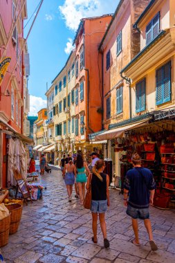 Kerkyra, Yunanistan, 11 Eylül 2022: Kerkyra şehir merkezindeki tarihi binalar, Korfu, Yunanistan.