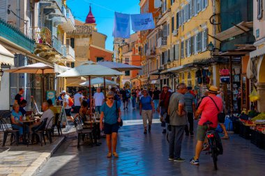 Kerkyra, Yunanistan, 11 Eylül 2022: Kerkyra şehir merkezindeki tarihi binalar, Korfu, Yunanistan.
