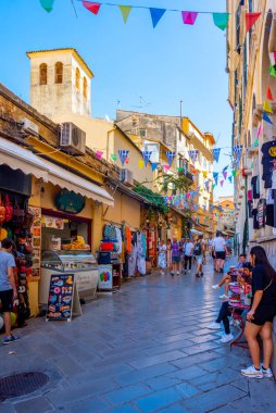 Kerkyra, Yunanistan, 11 Eylül 2022: Kerkyra şehir merkezindeki tarihi binalar, Korfu, Yunanistan.
