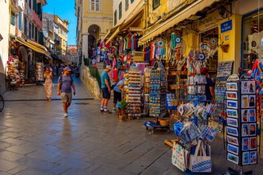 Kerkyra, Yunanistan, 11 Eylül 2022: Kerkyra şehir merkezindeki tarihi binalar, Korfu, Yunanistan.