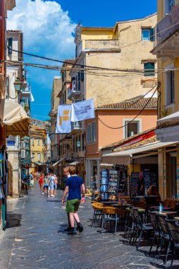 Kerkyra, Yunanistan, 11 Eylül 2022: Kerkyra şehir merkezindeki tarihi binalar, Korfu, Yunanistan.
