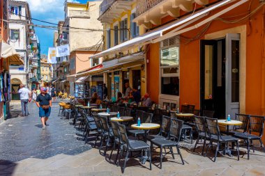 Kerkyra, Yunanistan, 11 Eylül 2022: Kerkyra şehir merkezindeki tarihi binalar, Korfu, Yunanistan.