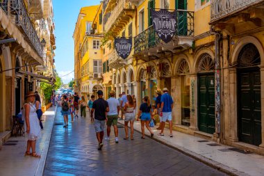 Kerkyra, Yunanistan, 11 Eylül 2022: Kerkyra şehir merkezindeki tarihi binalar, Korfu, Yunanistan.