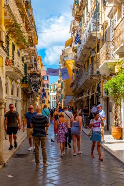 Kerkyra, Yunanistan, 11 Eylül 2022: Kerkyra şehir merkezindeki tarihi binalar, Korfu, Yunanistan.