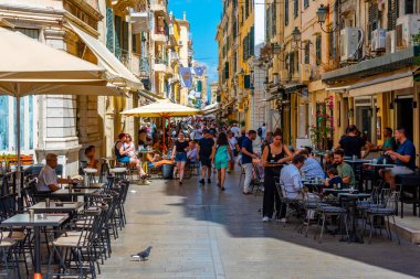 Kerkyra, Yunanistan, 11 Eylül 2022: Kerkyra şehir merkezindeki tarihi binalar, Korfu, Yunanistan.