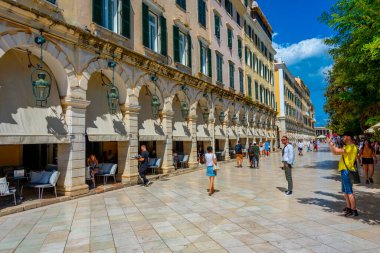 Kerkyra, Yunanistan, 11 Eylül 2022: Kerkyra, Korfu, Yunanistan 'ın merkezinde Popüler Liston Caddesi.