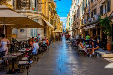 Kerkyra, Yunanistan, 11 Eylül 2022: Kerkyra şehir merkezindeki tarihi binalar, Korfu, Yunanistan.