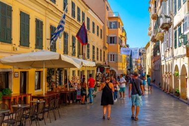 Kerkyra, Yunanistan, 11 Eylül 2022: Kerkyra şehir merkezindeki tarihi binalar, Korfu, Yunanistan.