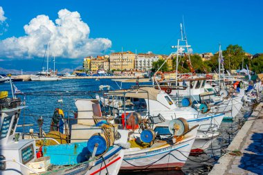 Kerkyra, Yunanistan, 11 Eylül 2022: Korfu Yunanistan limanına demir atan balıkçı tekneleri.