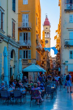 Kerkyra, Yunanistan, 11 Eylül 2022: Kerkyra, Korfu, Yunanistan merkezindeki tarihi binaların günbatımı.