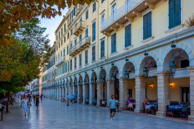 Kerkyra, Yunanistan, 11 Eylül 2022: Kerkyra, Korfu, Yunanistan 'ın merkezindeki Liston Caddesi' nin gün batımı manzarası.