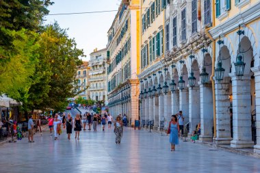 Kerkyra, Yunanistan, 11 Eylül 2022: Kerkyra, Korfu, Yunanistan 'ın merkezindeki Liston Caddesi' nin gün batımı manzarası.
