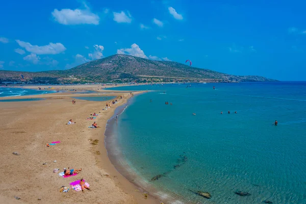 Rodos, Yunanistan, 1 Eylül 2022: Yunan adası Rodos 'un Prasonisi sahilinde uçurtmacılar.