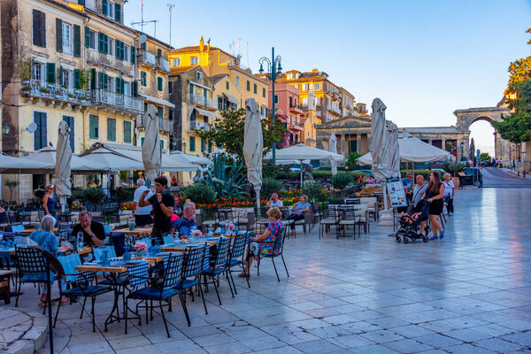 Керкира, Греция, 11 сентября 2022 года: Вид на закат исторических зданий в центре Керкиры, Корфу, Греция.