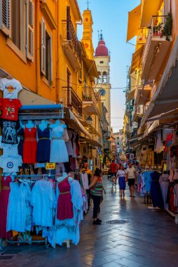 Kerkyra, Yunanistan, 11 Eylül 2022: Kerkyra, Korfu, Yunanistan merkezindeki tarihi binaların günbatımı.