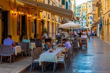 Kerkyra, Yunanistan, 11 Eylül 2022: Kerkyra, Korfu, Yunanistan merkezindeki tarihi binaların günbatımı.