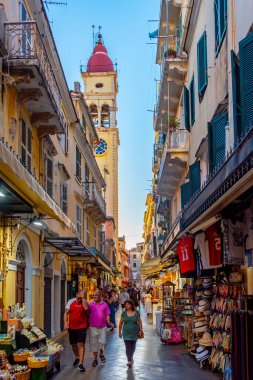 Kerkyra, Yunanistan, 11 Eylül 2022: Kerkyra, Korfu, Yunanistan merkezindeki tarihi binaların günbatımı.