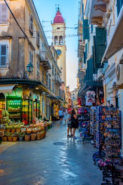 Kerkyra, Yunanistan, 11 Eylül 2022: Kerkyra, Korfu, Yunanistan merkezindeki tarihi binaların günbatımı.
