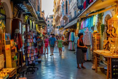 Kerkyra, Yunanistan, 11 Eylül 2022: Kerkyra, Korfu, Yunanistan merkezindeki tarihi binaların günbatımı.