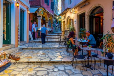 Kerkyra, Yunanistan, 11 Eylül 2022: Kerkyra, Korfu, Yunanistan merkezindeki tarihi binaların günbatımı.