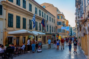 Kerkyra, Yunanistan, 11 Eylül 2022: Kerkyra, Korfu, Yunanistan merkezindeki tarihi binaların günbatımı.