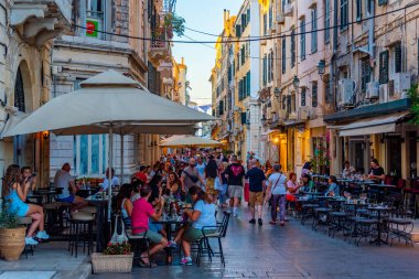 Kerkyra, Yunanistan, 11 Eylül 2022: Kerkyra, Korfu, Yunanistan merkezindeki tarihi binaların günbatımı.