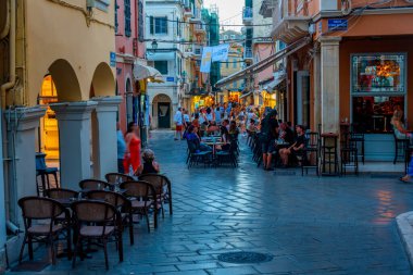 Kerkyra, Yunanistan, 11 Eylül 2022: Kerkyra, Korfu, Yunanistan merkezindeki tarihi binaların günbatımı.