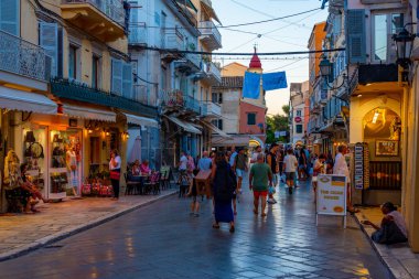 Kerkyra, Yunanistan, 11 Eylül 2022: Kerkyra, Korfu, Yunanistan merkezindeki tarihi binaların günbatımı.