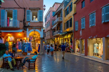 Kerkyra, Yunanistan, 11 Eylül 2022: Kerkyra, Korfu, Yunanistan merkezindeki tarihi binaların günbatımı.