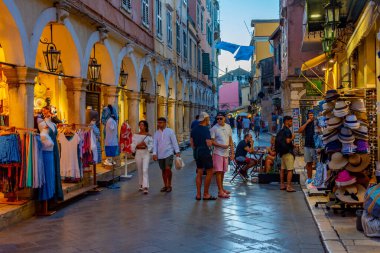 Kerkyra, Yunanistan, 11 Eylül 2022: Kerkyra, Korfu, Yunanistan merkezindeki tarihi binaların günbatımı.