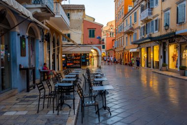 Kerkyra, Yunanistan, 11 Eylül 2022: Kerkyra, Korfu, Yunanistan merkezindeki tarihi binaların günbatımı.