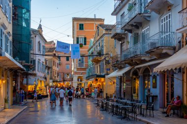 Kerkyra, Yunanistan, 11 Eylül 2022: Kerkyra, Korfu, Yunanistan merkezindeki tarihi binaların günbatımı.