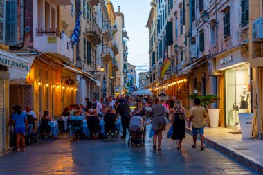 Kerkyra, Yunanistan, 11 Eylül 2022: Kerkyra, Korfu, Yunanistan merkezindeki tarihi binaların günbatımı.