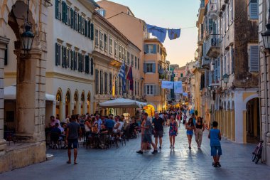 Kerkyra, Yunanistan, 11 Eylül 2022: Kerkyra, Korfu, Yunanistan merkezindeki tarihi binaların günbatımı.