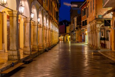 Kerkyra, Yunanistan, 12 Eylül 2022: Kerkyra, Korfu, Yunanistan merkezindeki tarihi binaların gündoğumu.