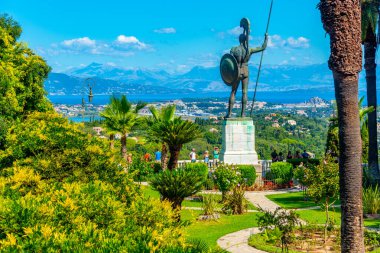 Kerkyra, Yunanistan, 12 Eylül 2022: Yunanistan 'ın Korfu kentindeki Achilleion Sarayı' nda Aşil Heykeli.