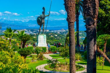 Kerkyra, Yunanistan, 12 Eylül 2022: Yunanistan 'ın Korfu kentindeki Achilleion Sarayı' nda Aşil Heykeli.